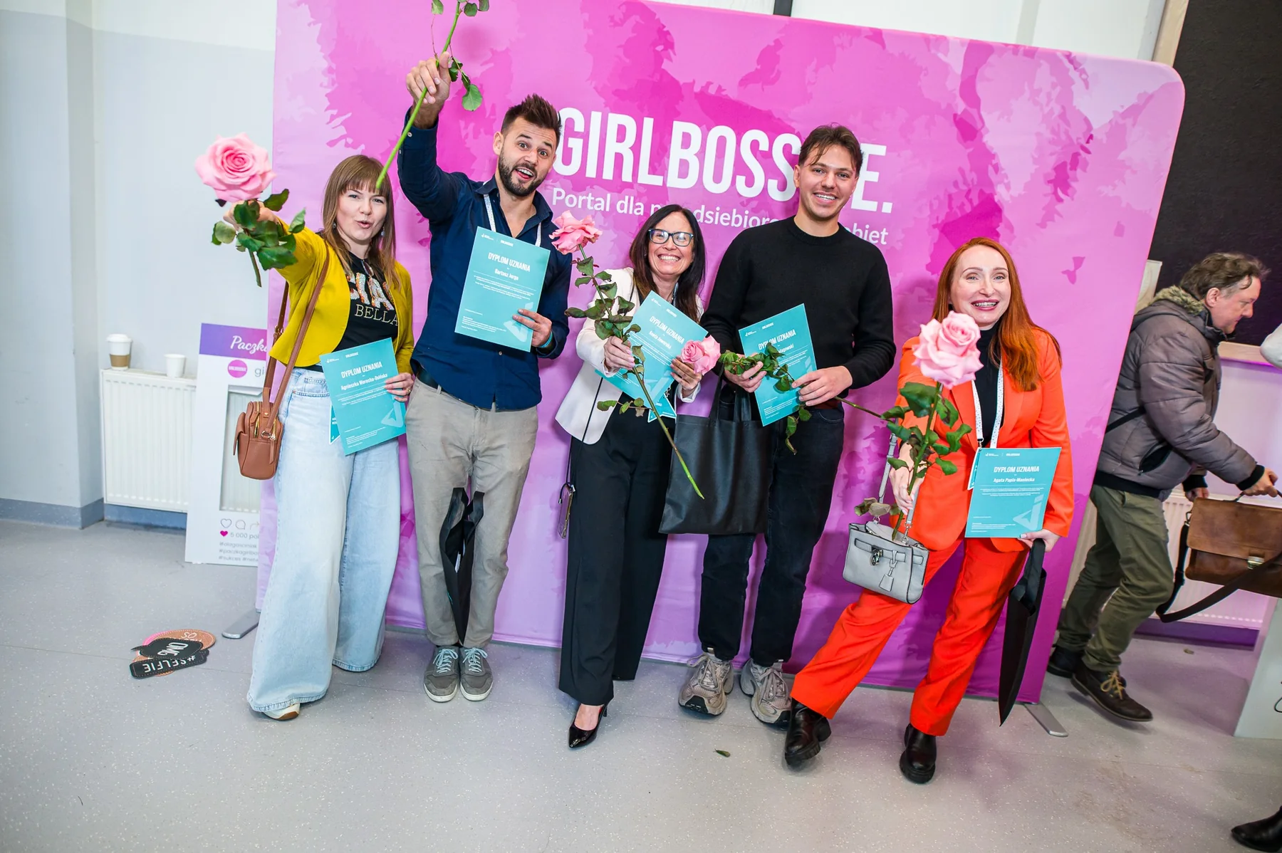 Uczestnicy Konferencji GIRLBOSSKIE przy ściance