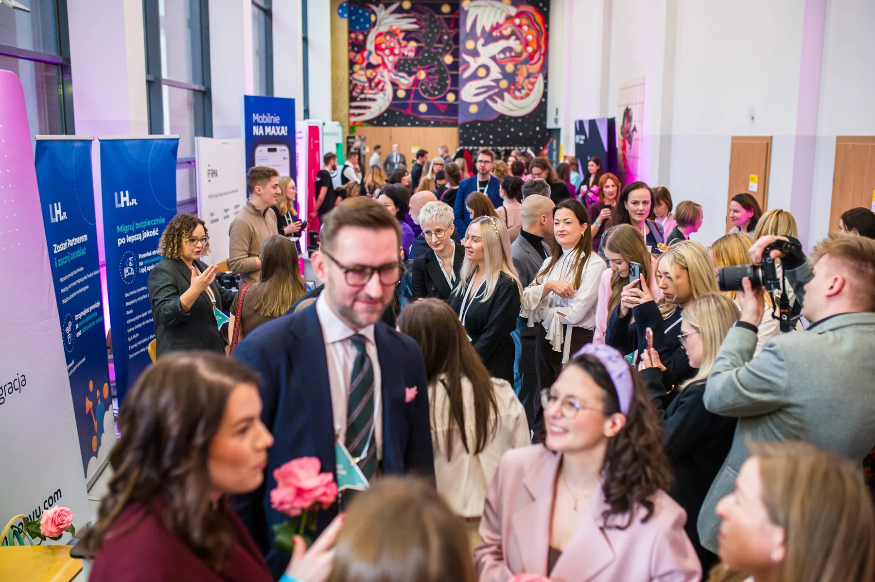 Sala i uczestnicy Konferencji GIRLBOSSKIE w Poznaniu
